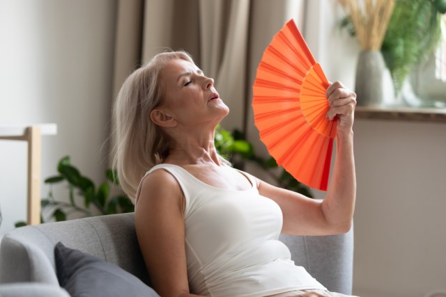 Kad počinje menopauza i koji su simptomi?